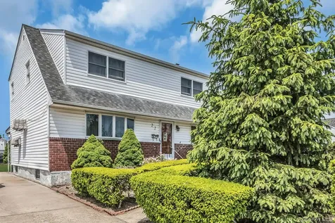 22 Beach Avenue Copiague NY 11726