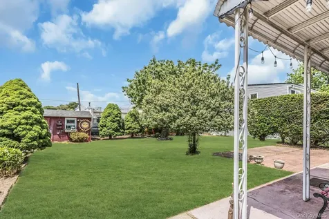 22 Beach Avenue Copiague NY 11726