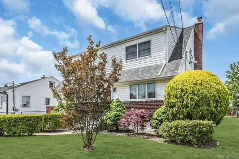 22 Beach Avenue Copiague NY 11726