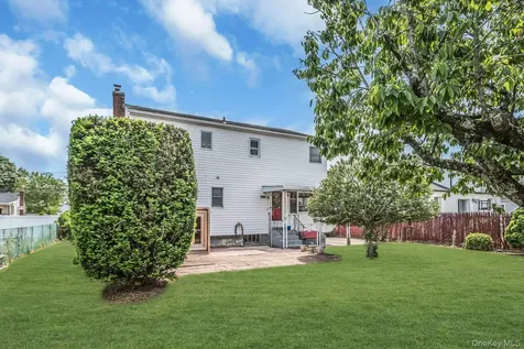 22 Beach Avenue Copiague NY 11726
