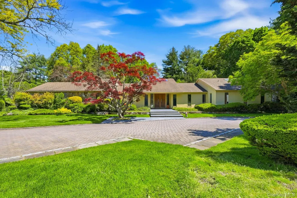 17 Hastings Road Old Westbury NY 11568