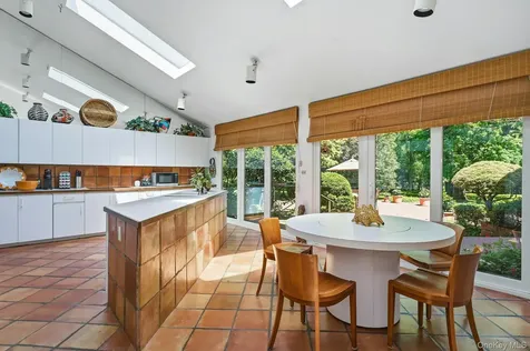 17 Hastings Road Old Westbury NY 11568