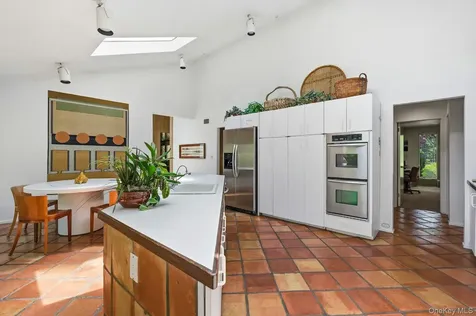 17 Hastings Road Old Westbury NY 11568