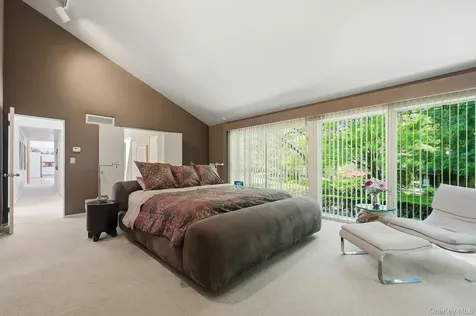17 Hastings Road Old Westbury NY 11568