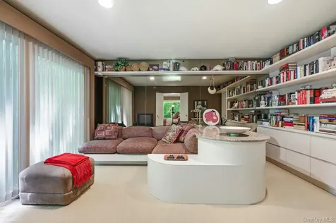 17 Hastings Road Old Westbury NY 11568
