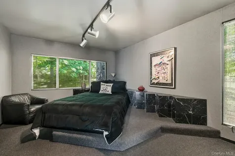 17 Hastings Road Old Westbury NY 11568