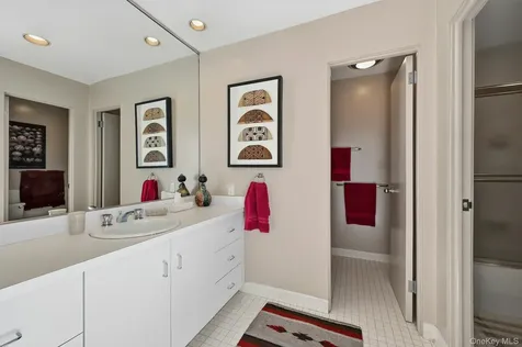 17 Hastings Road Old Westbury NY 11568
