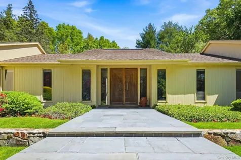 17 Hastings Road Old Westbury NY 11568