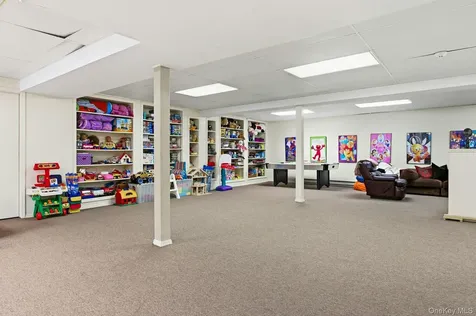 17 Hastings Road Old Westbury NY 11568