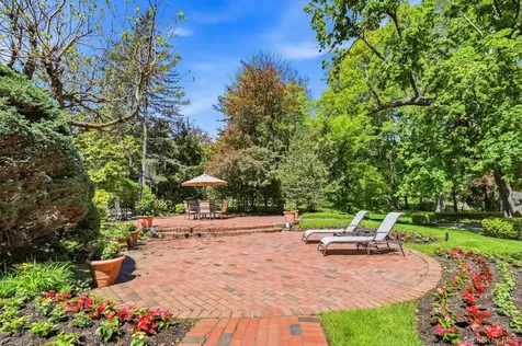 17 Hastings Road Old Westbury NY 11568
