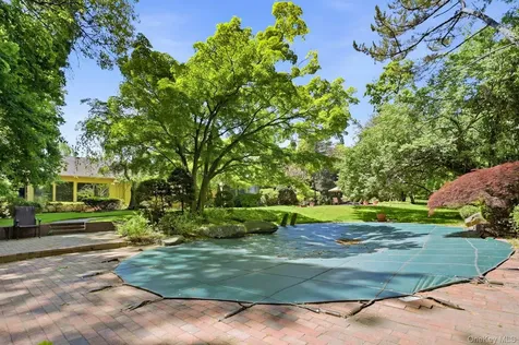 17 Hastings Road Old Westbury NY 11568