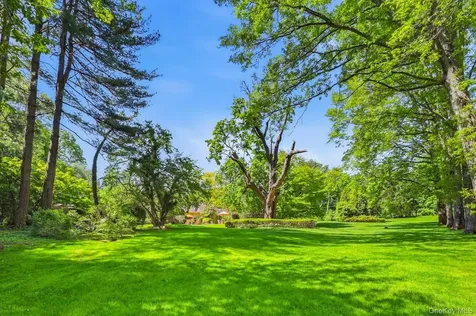 17 Hastings Road Old Westbury NY 11568