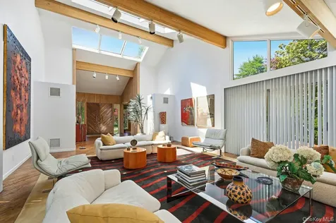 17 Hastings Road Old Westbury NY 11568