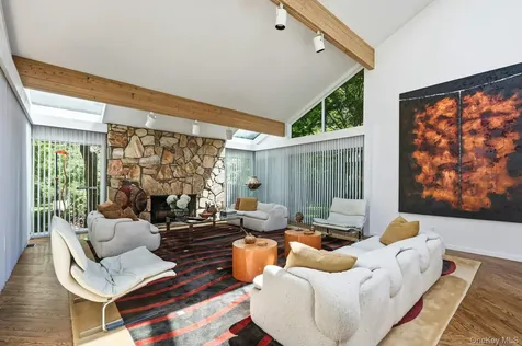 17 Hastings Road Old Westbury NY 11568
