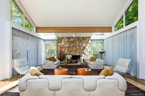 17 Hastings Road Old Westbury NY 11568