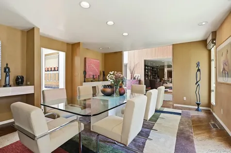 17 Hastings Road Old Westbury NY 11568