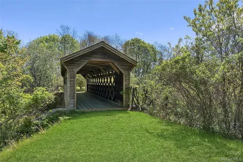 41 Edgewood Avenue Bridgehampton NY 11932