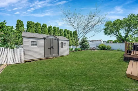 15 Lillian Place Farmingdale NY 11735