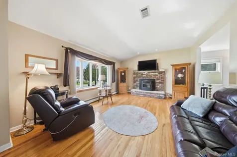 3 Puritan Lane Blooming Grove NY 10992
