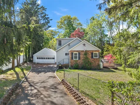 5 Windsor Lane East Northport NY 11731