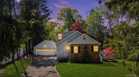 5 Windsor Lane East Northport NY 11731