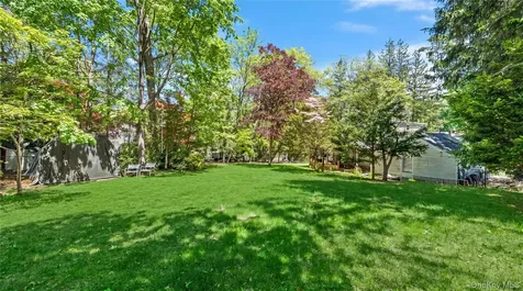 5 Windsor Lane East Northport NY 11731