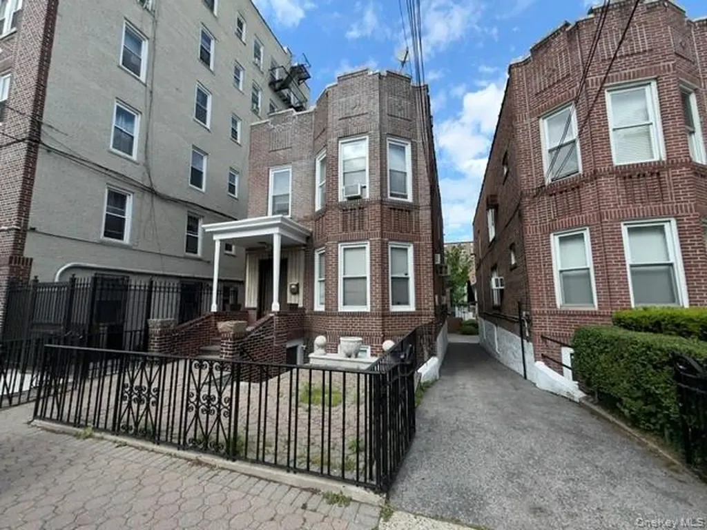 1752 Mahan Avenue Bronx NY 10461