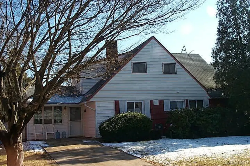 15 Ponder Lane Levittown NY 11756