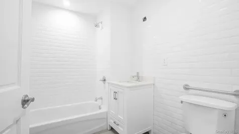 506 Van Nest Bronx NY 10460