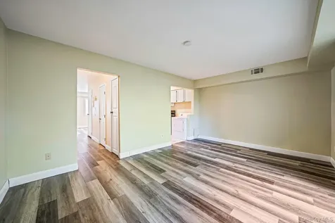 102 Hill Spur Calverton NY 11933