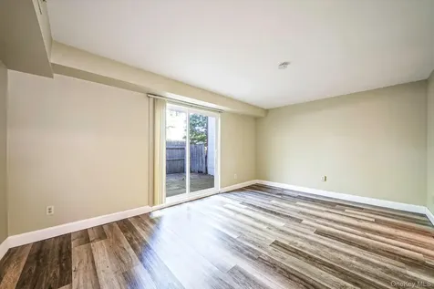 102 Hill Spur Calverton NY 11933