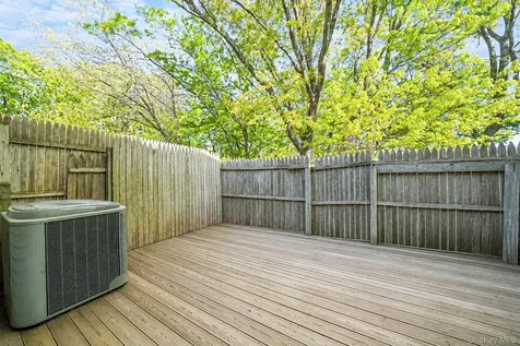 102 Hill Spur Calverton NY 11933