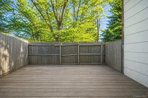 102 Hill Spur Calverton NY 11933