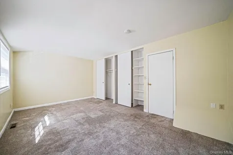 102 Hill Spur Calverton NY 11933