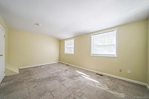 102 Hill Spur Calverton NY 11933