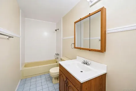 102 Hill Spur Calverton NY 11933