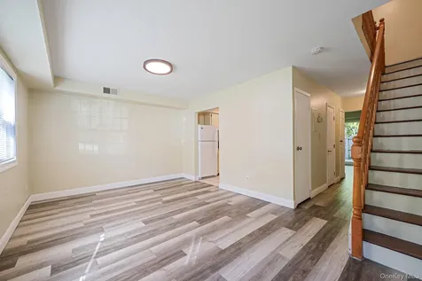 102 Hill Spur Calverton NY 11933