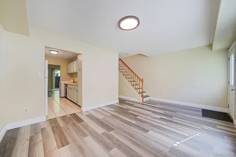 102 Hill Spur Calverton NY 11933