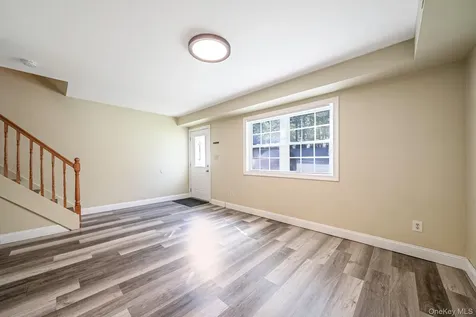 102 Hill Spur Calverton NY 11933