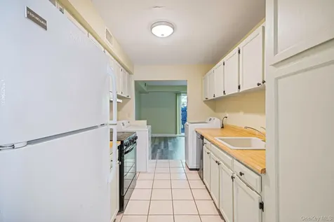 102 Hill Spur Calverton NY 11933
