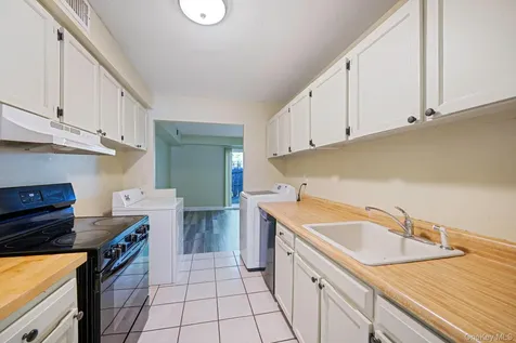 102 Hill Spur Calverton NY 11933