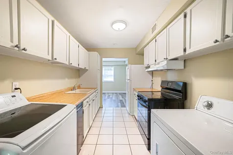102 Hill Spur Calverton NY 11933