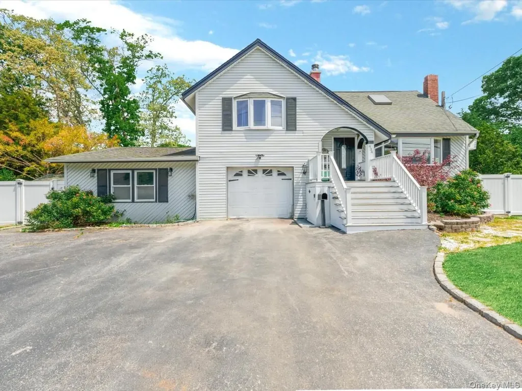 434 N Alleghany Avenue Lindenhurst NY 11757