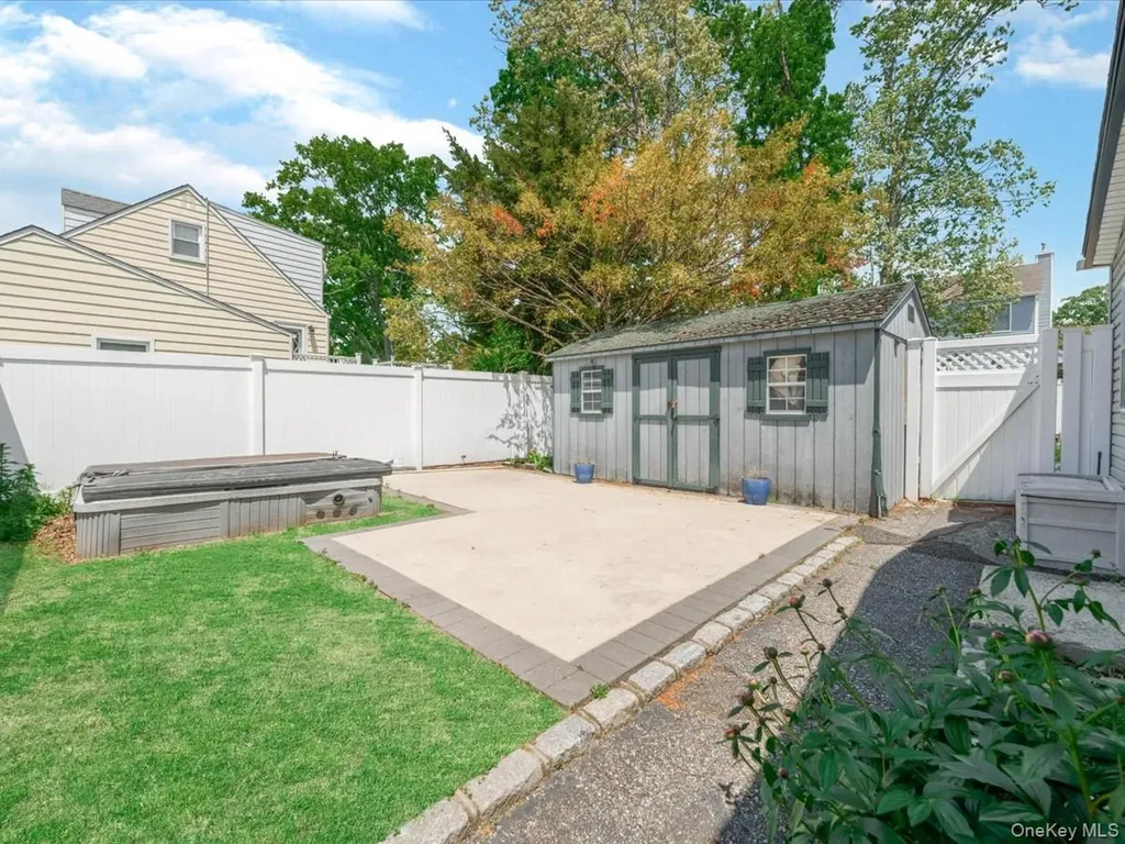 434 N Alleghany Avenue Lindenhurst NY 11757
