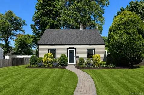 12 Garland Lane Westbury NY 11590