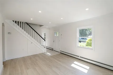12 Garland Lane Westbury NY 11590