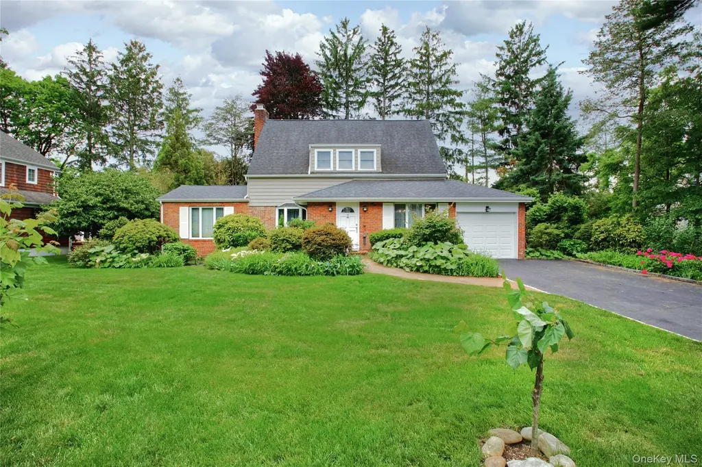 34 Wildwood Lane East Hills NY 11577