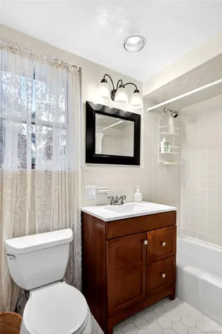 34 Wildwood Lane East Hills NY 11577