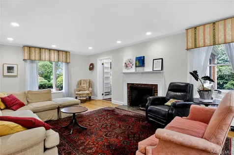 34 Wildwood Lane East Hills NY 11577