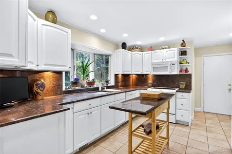 34 Wildwood Lane East Hills NY 11577
